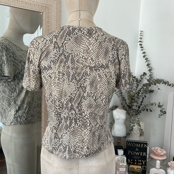Aritzia Babaton Python Print Cropped T Shirt - Picture 5 of 9